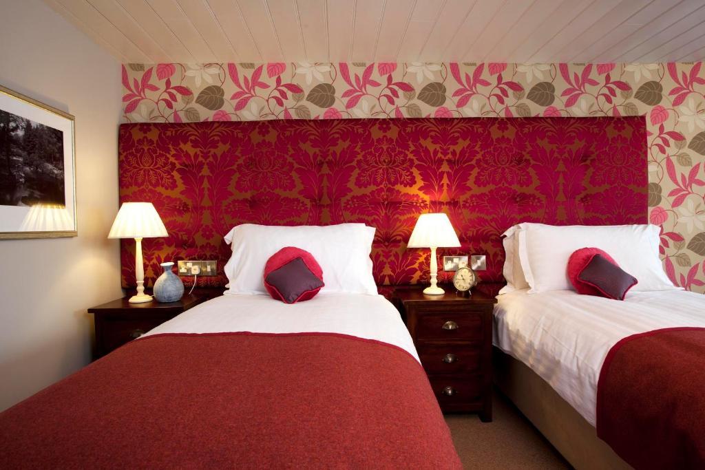 The Three Crowns Hotel Chagford Ruang foto A bedroom at the hotel