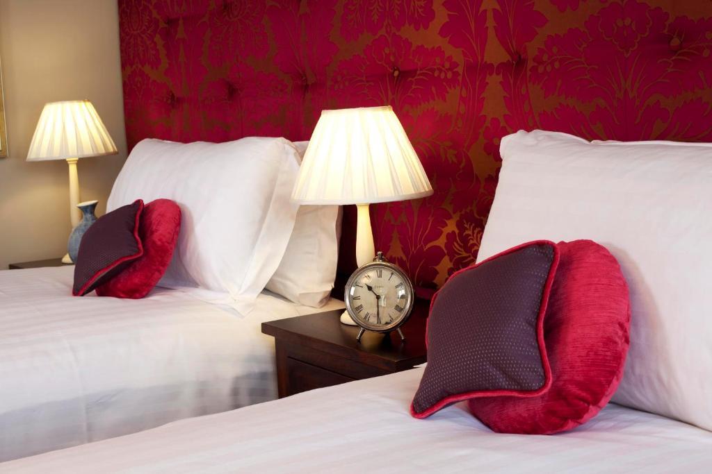 The Three Crowns Hotel Chagford Ruang foto A bedroom at the hotel