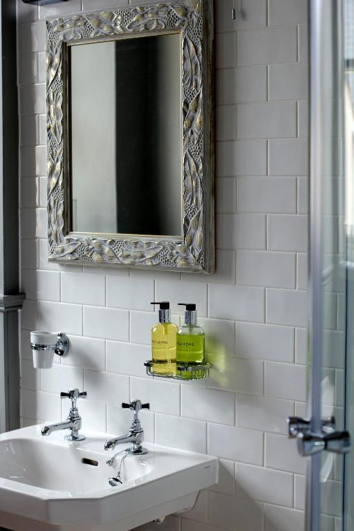 The Three Crowns Hotel Chagford Ruang foto Soap dispenser