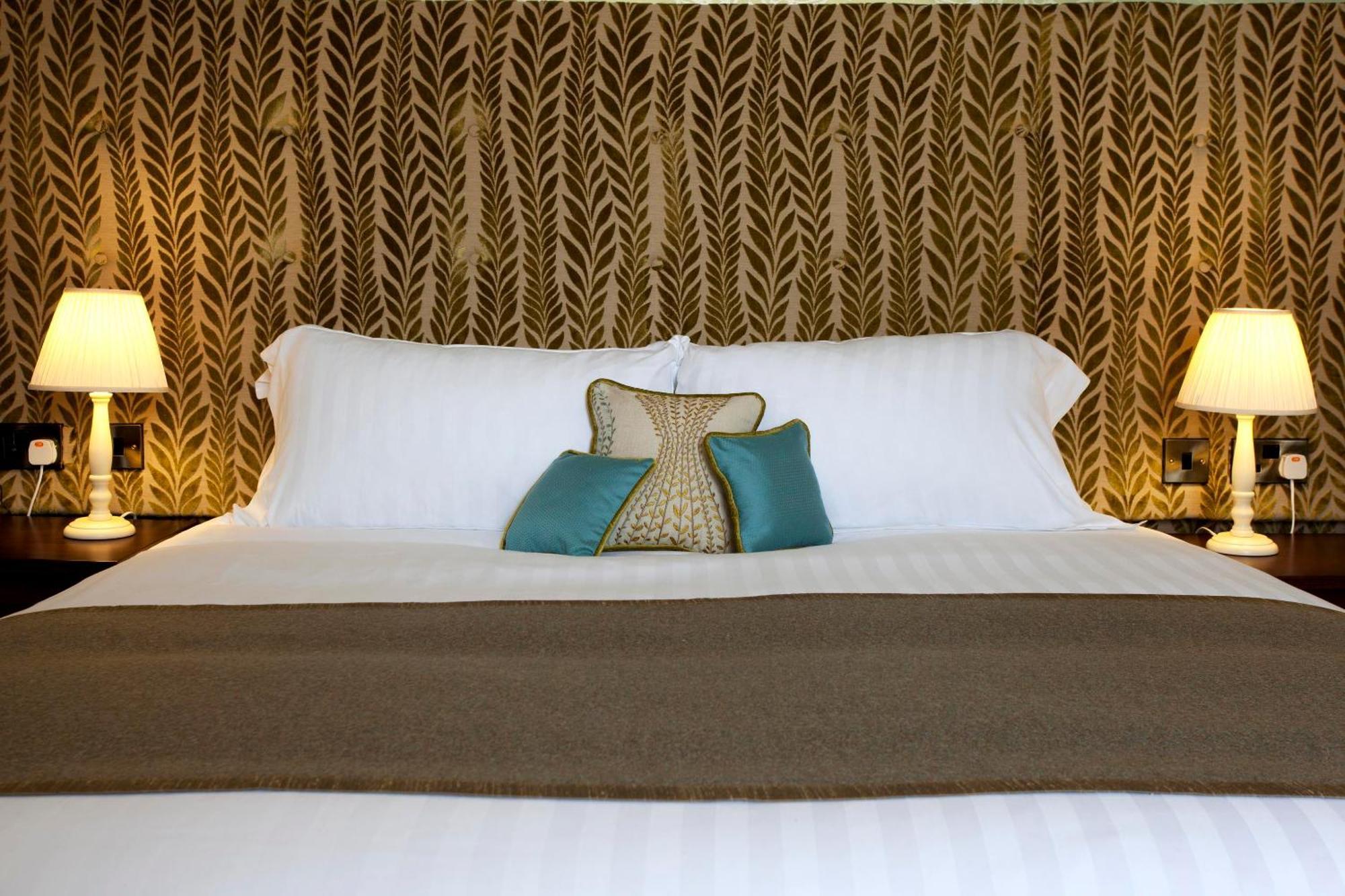 The Three Crowns Hotel Chagford Bagian luar foto A bed with a headboard