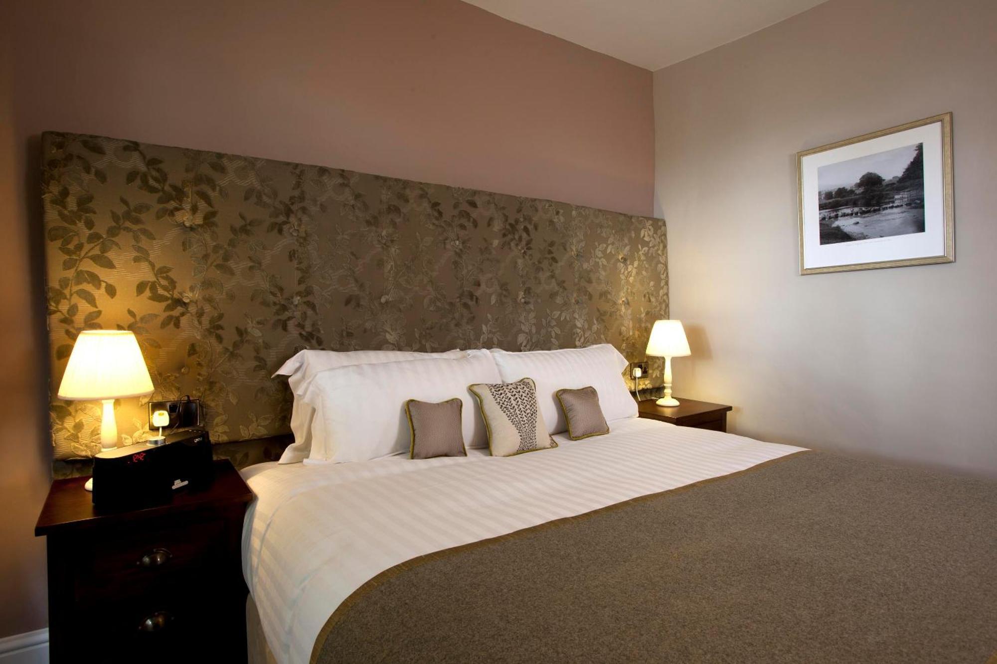 The Three Crowns Hotel Chagford Bagian luar foto A bedroom at the hotel