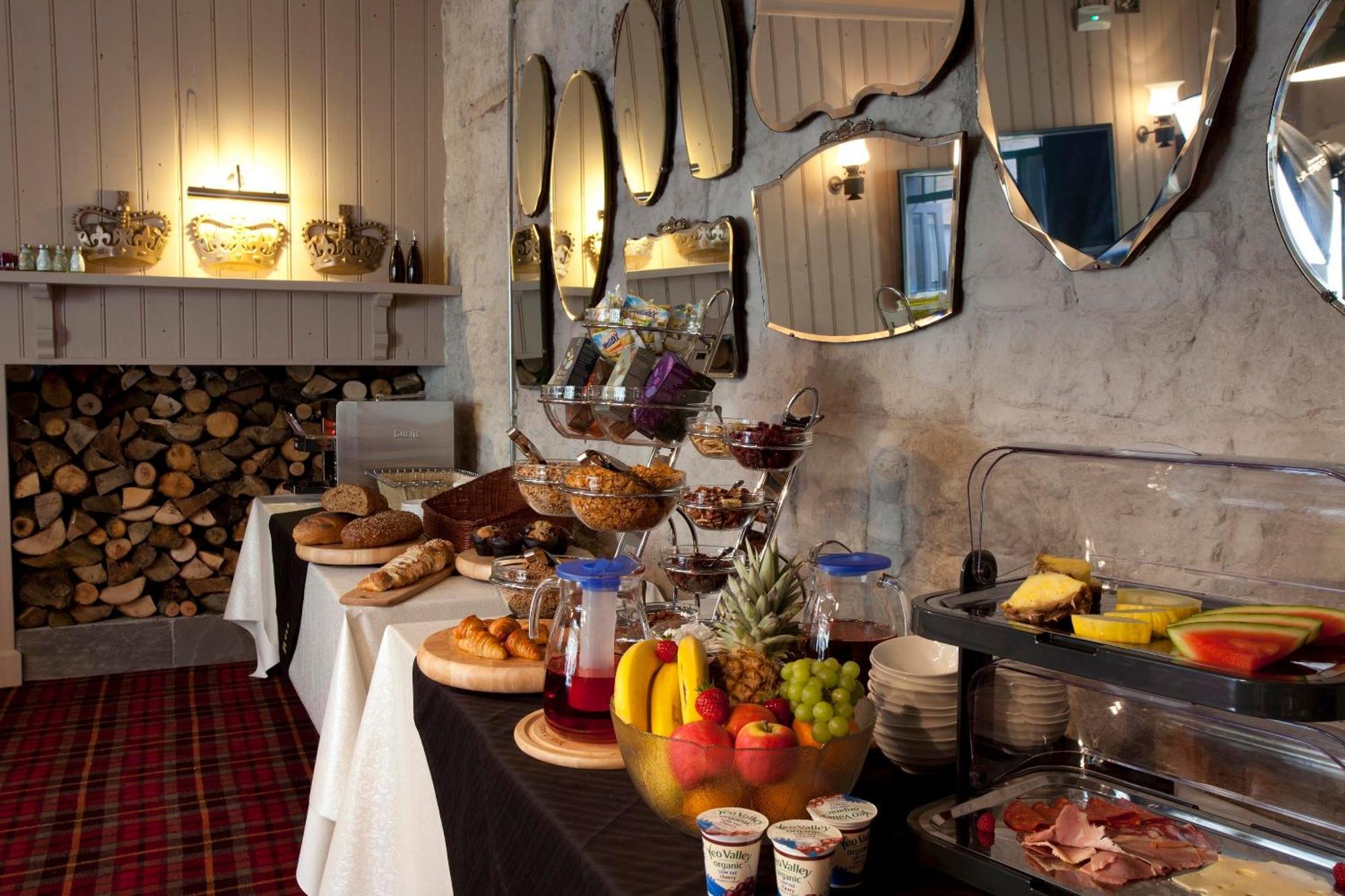 The Three Crowns Hotel Chagford Bagian luar foto Breakfast buffet at the hotel
