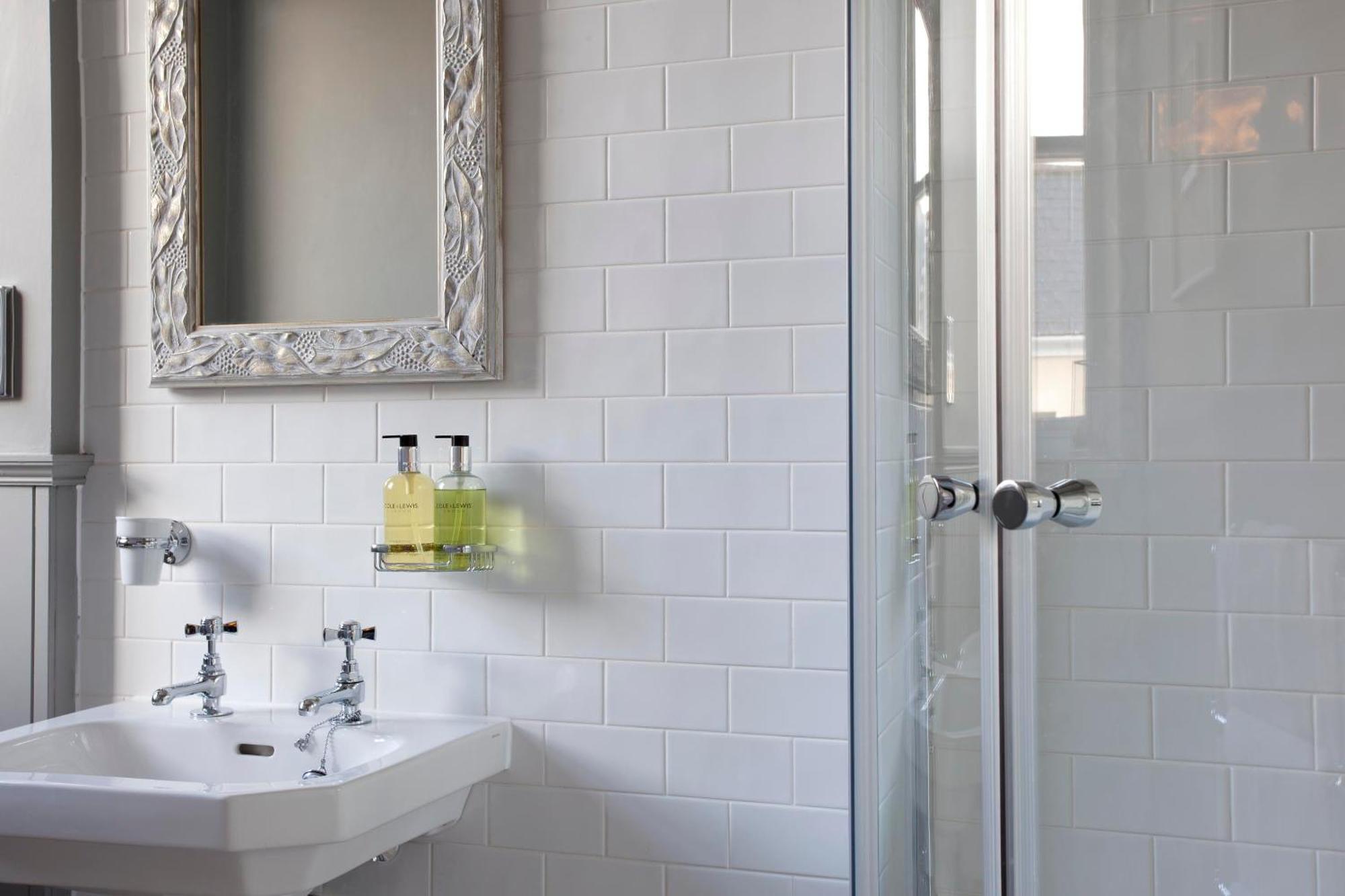 The Three Crowns Hotel Chagford Bagian luar foto A shower enclosure
