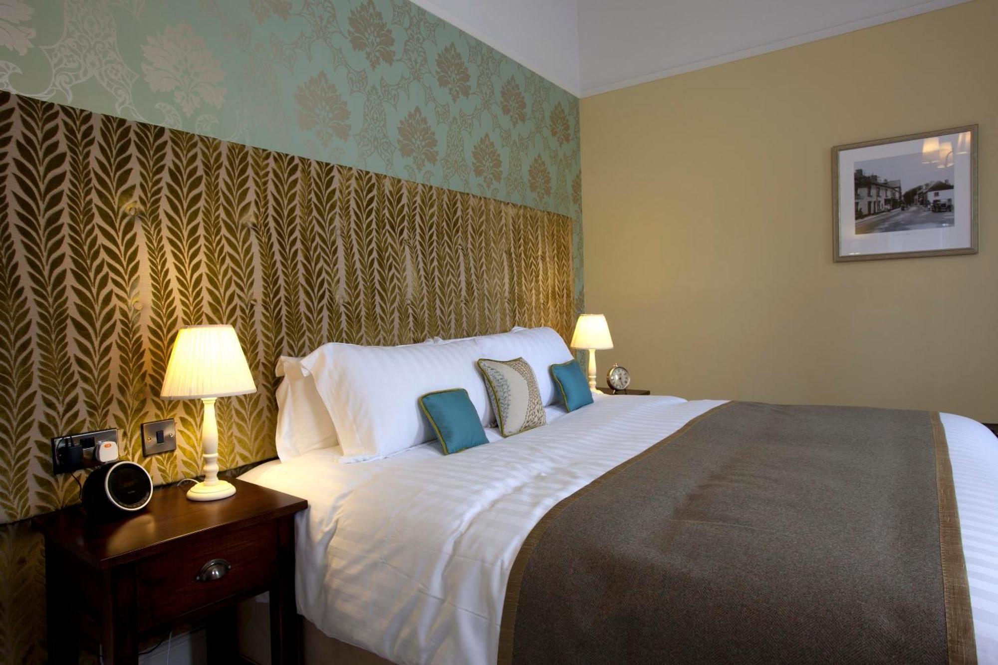 The Three Crowns Hotel Chagford Bagian luar foto A bedroom at the hotel