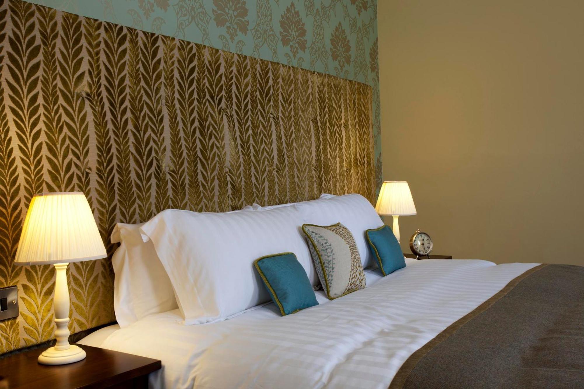 The Three Crowns Hotel Chagford Bagian luar foto A bedroom at the hotel