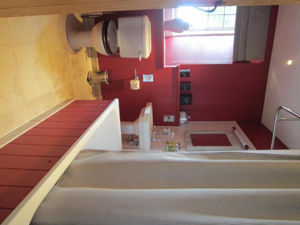 The Three Crowns Hotel Chagford Ruang foto A Japanese bathroom