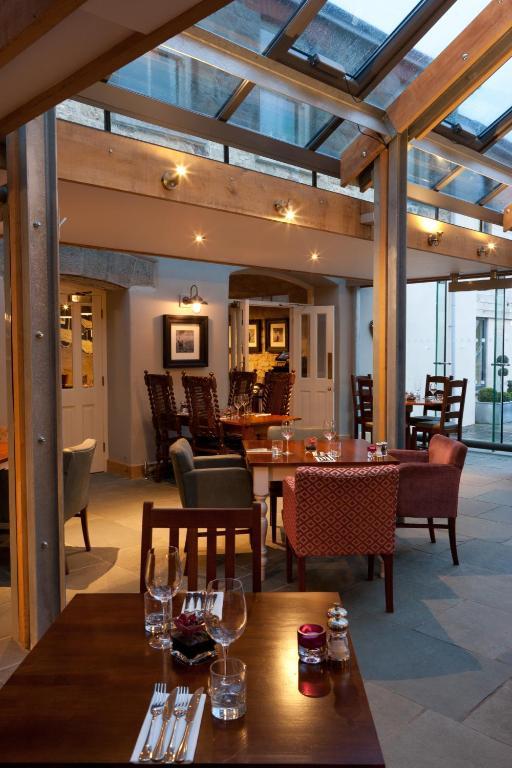 The Three Crowns Hotel Chagford Bagian luar foto The restaurant at the River Lee House