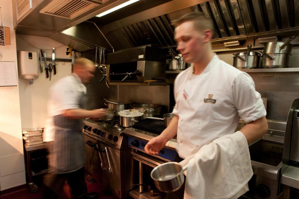 The Three Crowns Hotel Chagford Bagian luar foto A sous chef in a restaurant kitchen