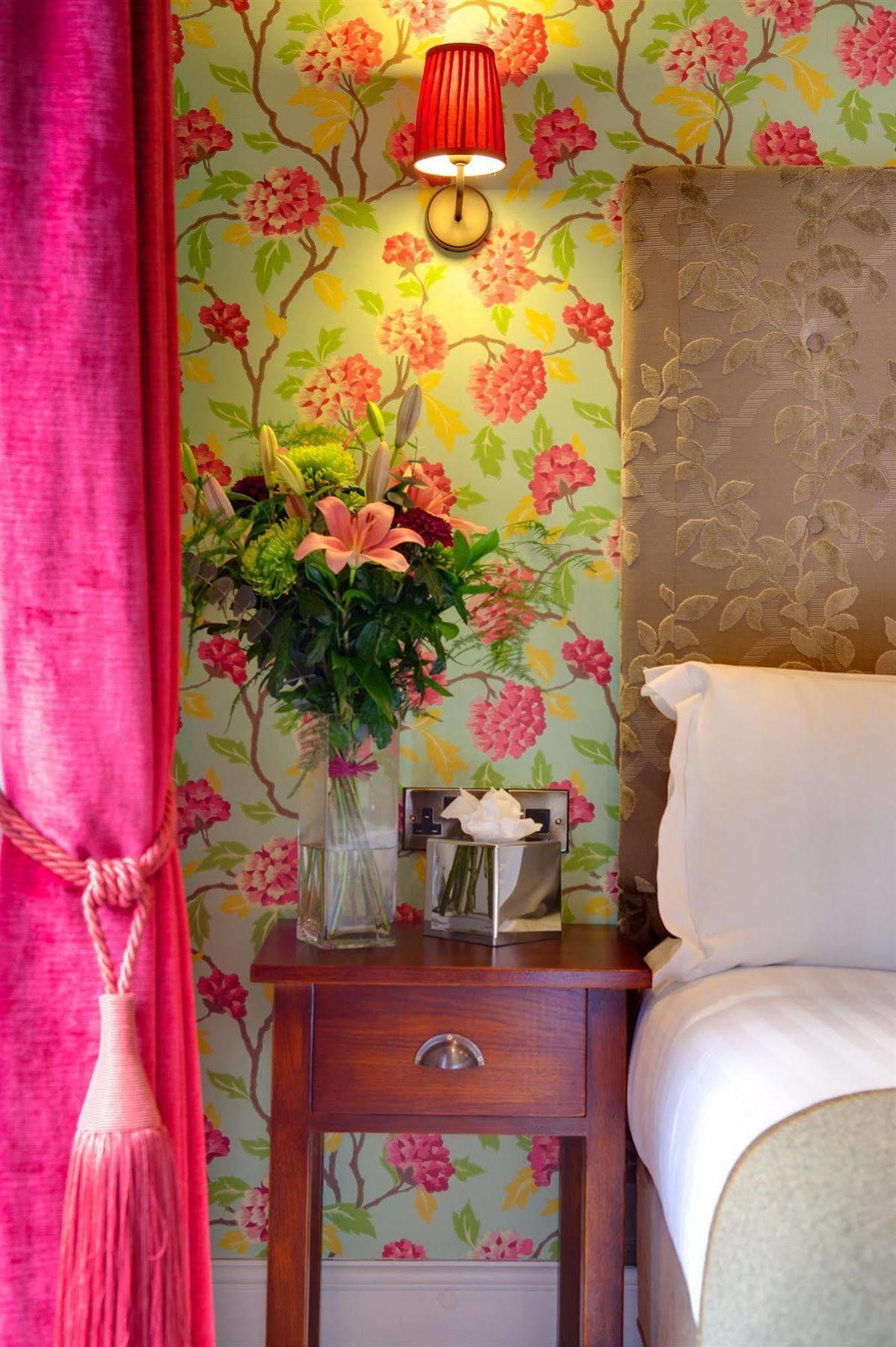 The Three Crowns Hotel Chagford Bagian luar foto A bedroom at the hotel