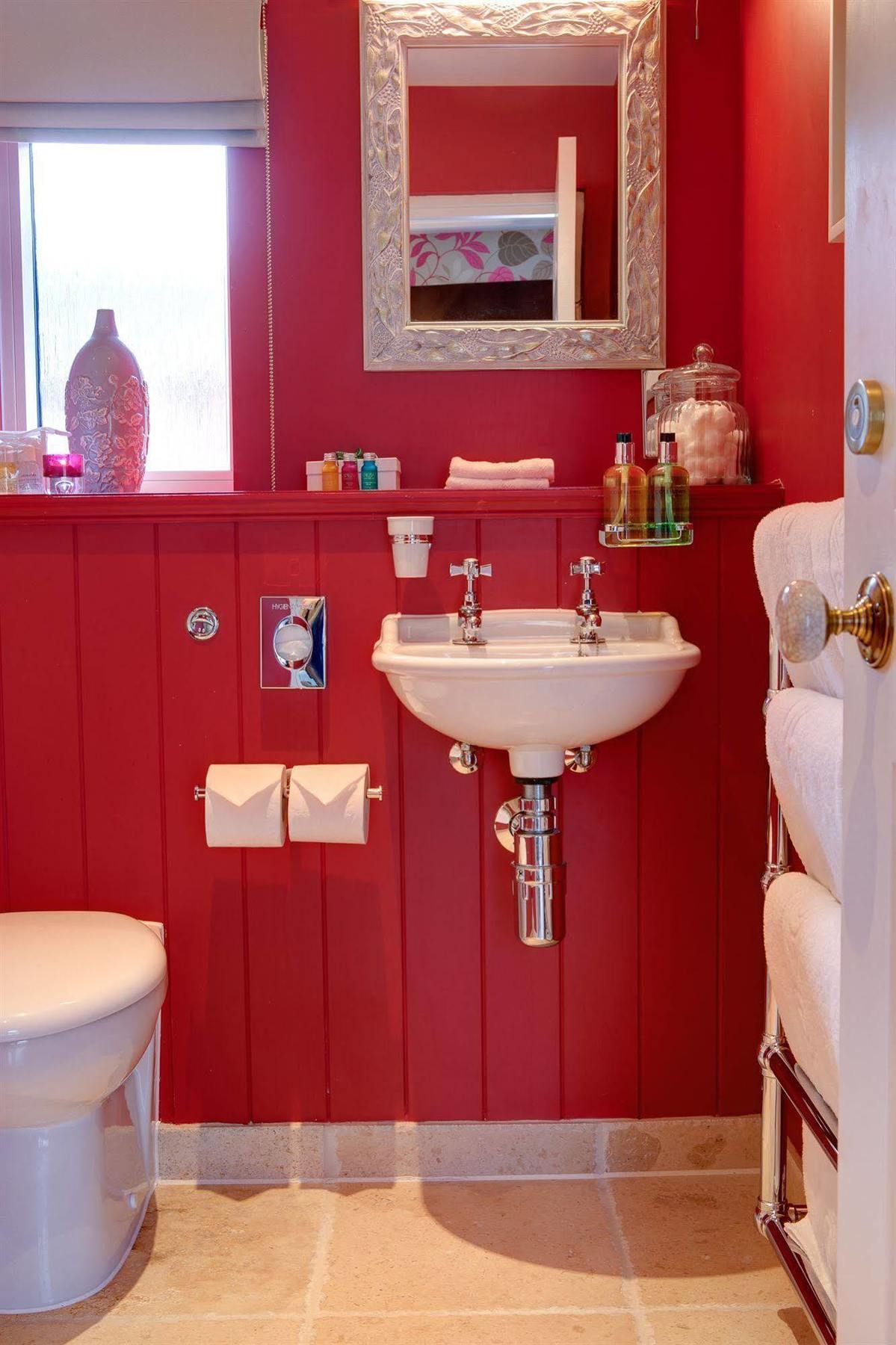 The Three Crowns Hotel Chagford Bagian luar foto A typical bathroom